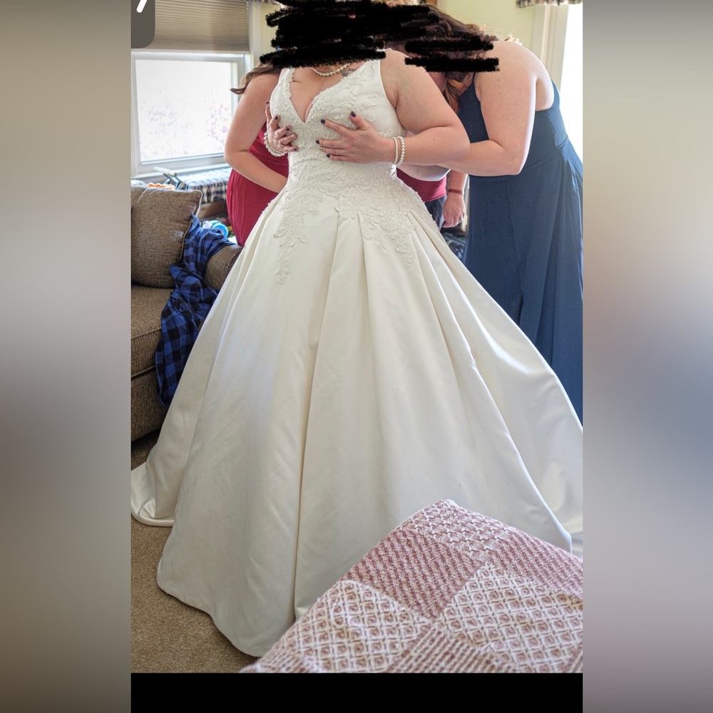 Wedding Gown• Size 14,Altered• Ivory• Abella brand• Has Pockets